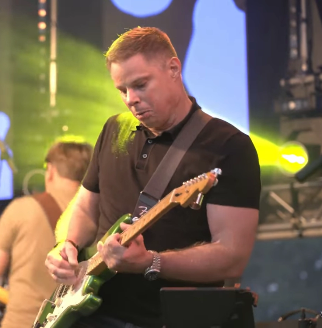 Rick Spaan playing guitar on stage